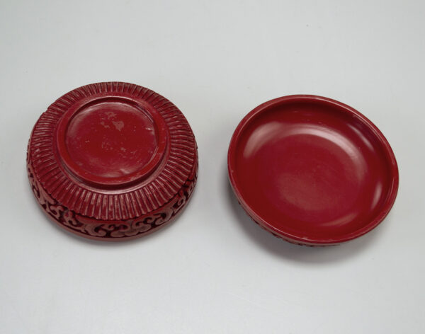 Vintage hand carved cinnabar lacquer circular box. 95mm diameter, 50mm high - Image 3