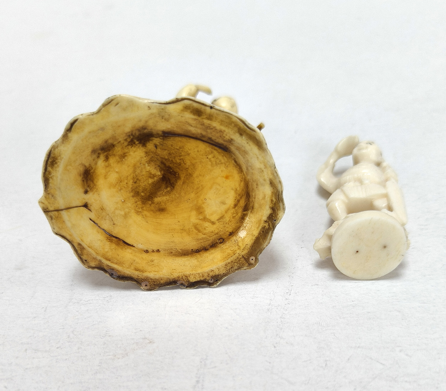 Pair of Vintage Japanese Hand-Carved Ivory Miniature Figurine - Saluting Characters - Image 6