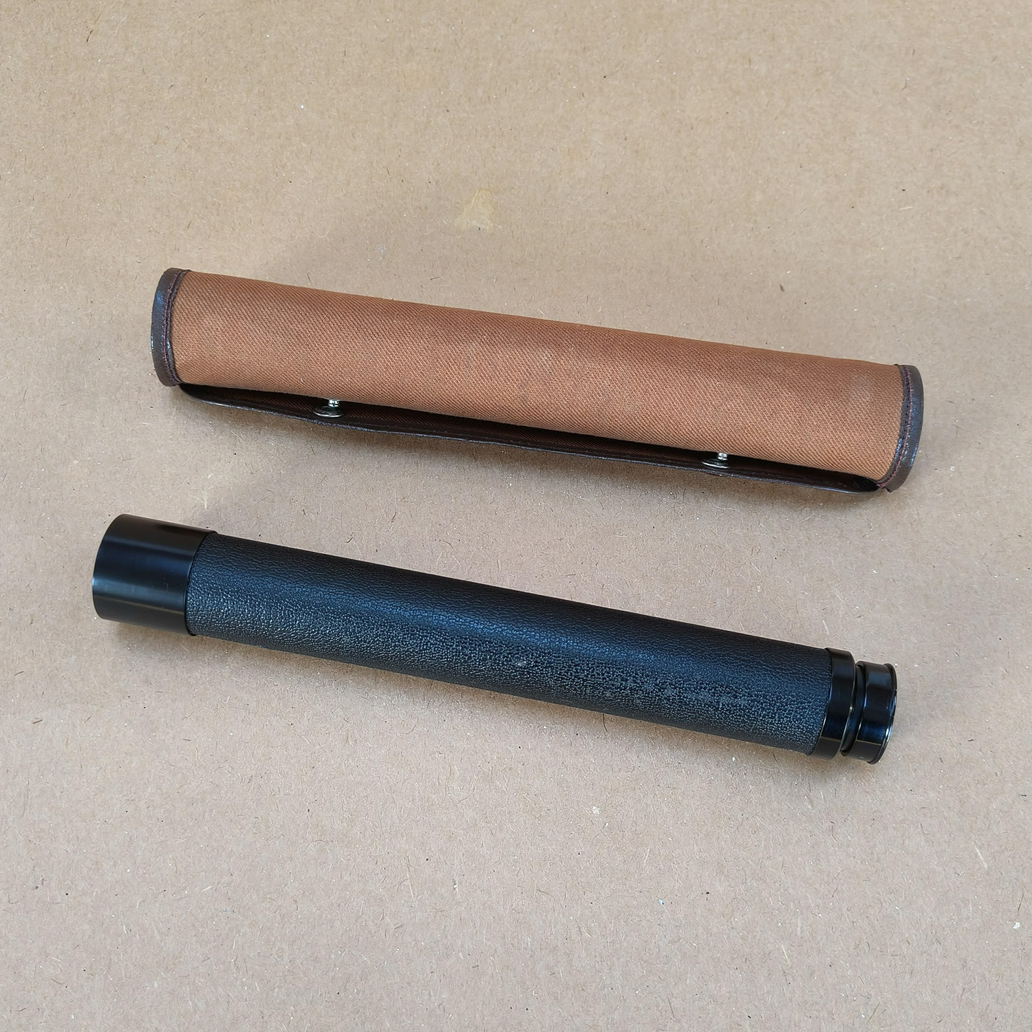 For sale is a vintage N & B Ltd London “PETREL” x30 handheld 2-draw telescope, complete with its original brown canvas and leather carry case. This is a classic British-made tubular spyglass with a 30× fixed magnification, designed for field use, birdwatching, nautical spotting, and general outdoor observation. The telescope features a black textured metal body, a smooth draw-tube extension, and quality optics typical of mid-20th-century British craftsmanship.